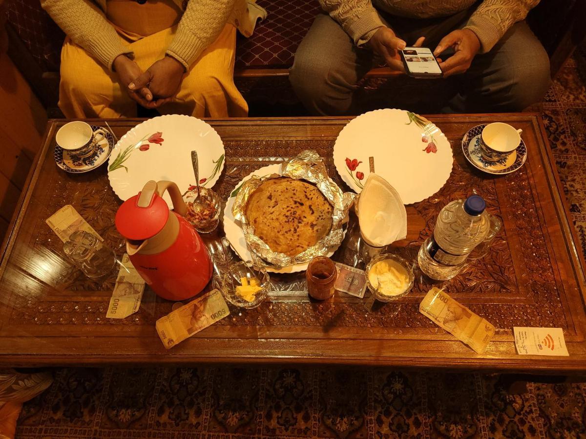 Tashkand Houseboat Srinagar  Luaran gambar