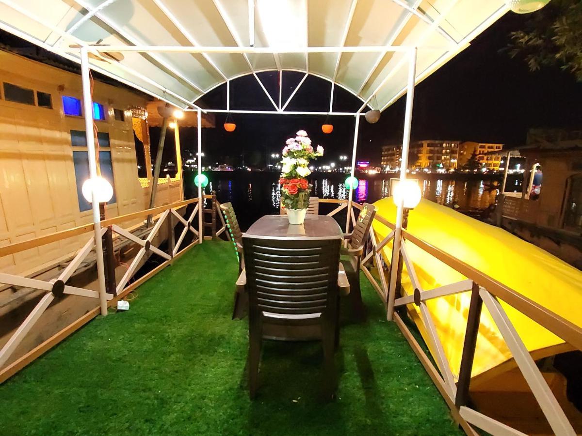Tashkand Houseboat Srinagar  Luaran gambar