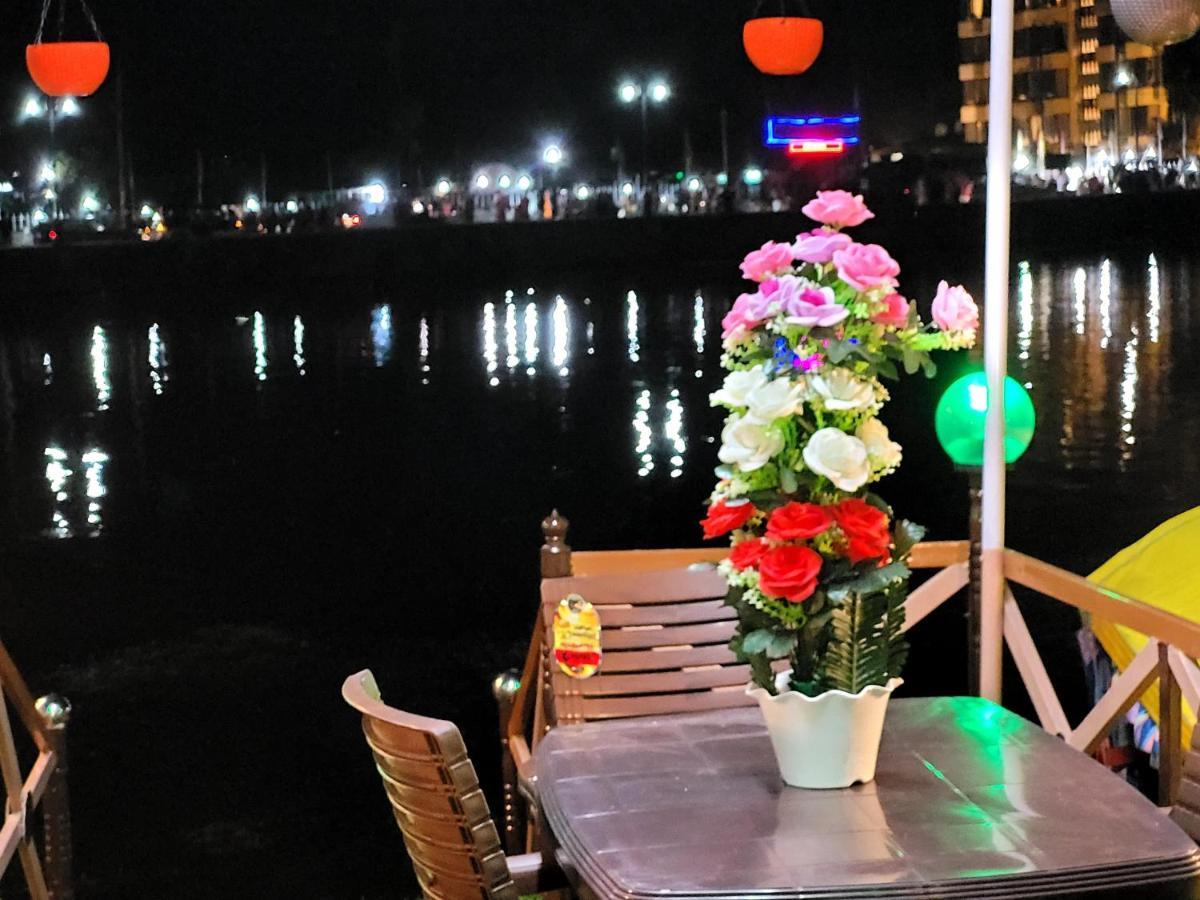 Tashkand Houseboat Srinagar  Luaran gambar