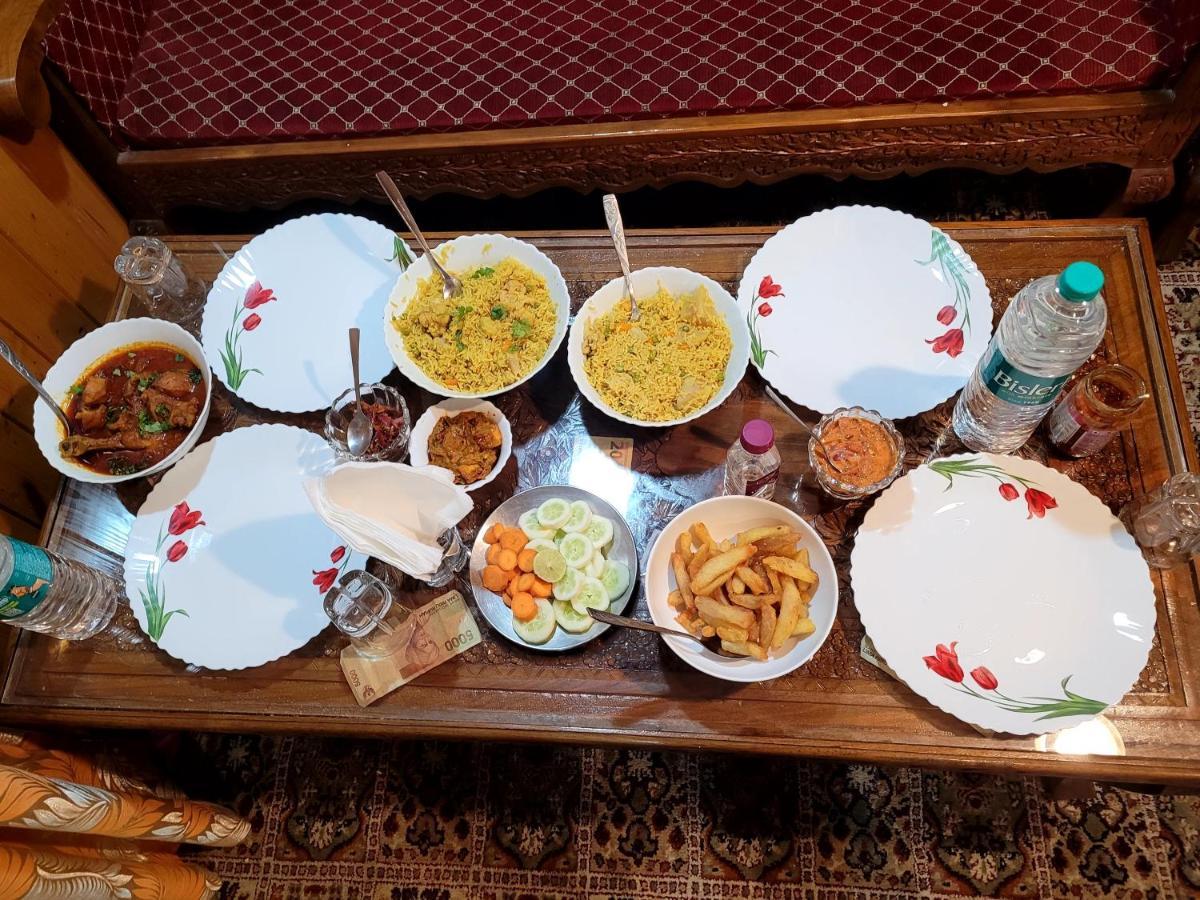 Tashkand Houseboat Srinagar  Luaran gambar