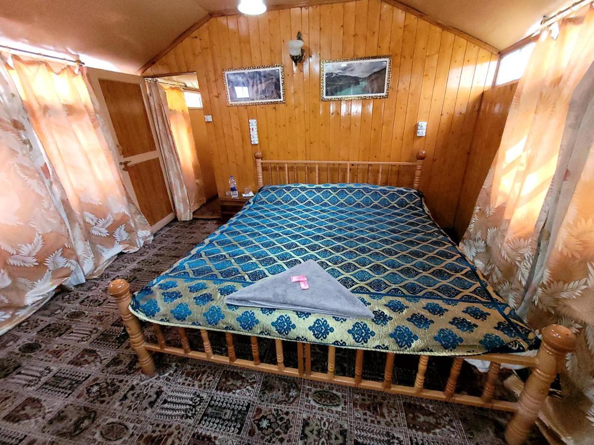 Tashkand Houseboat Srinagar  Luaran gambar