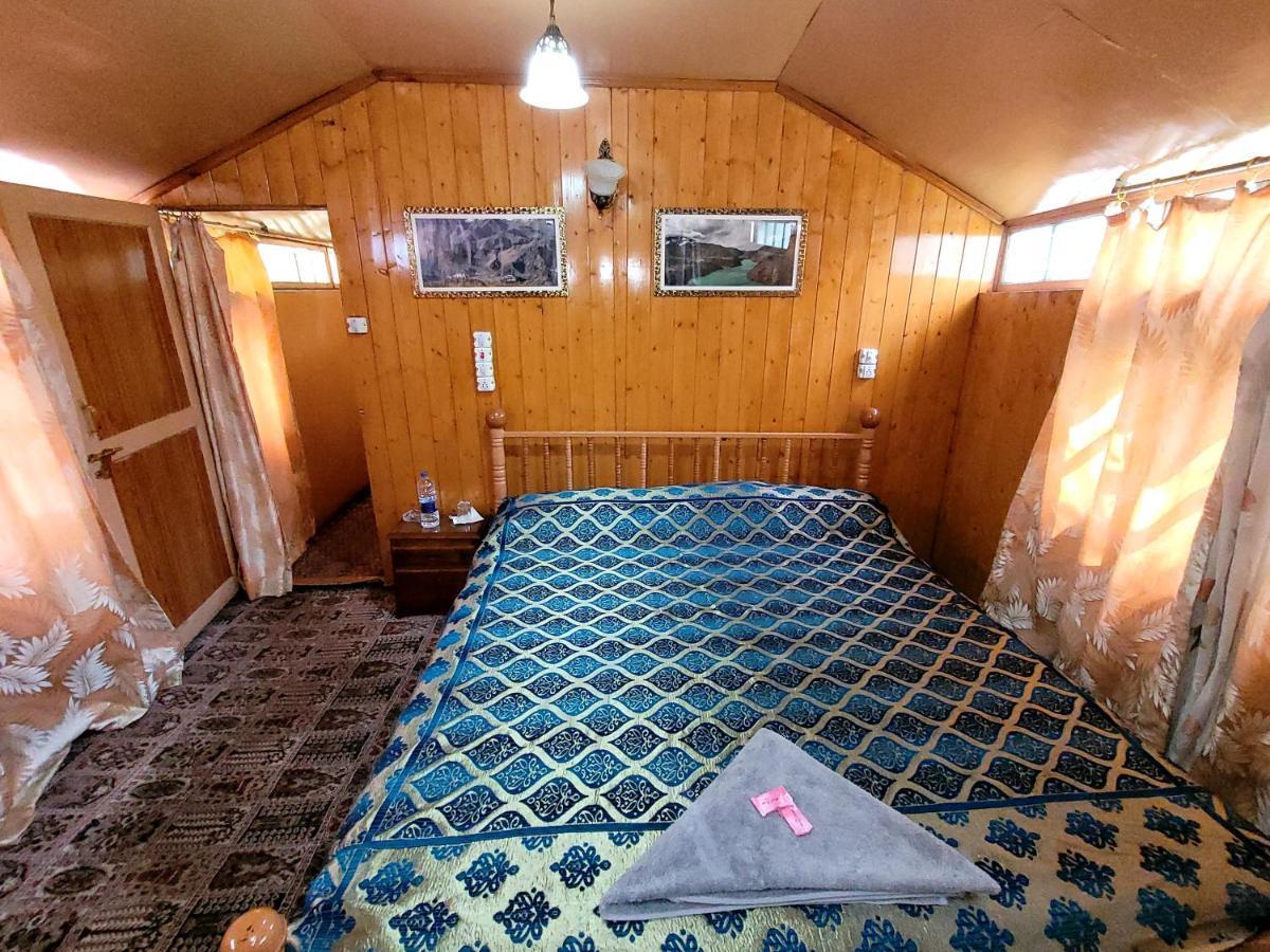 Tashkand Houseboat Srinagar  Luaran gambar