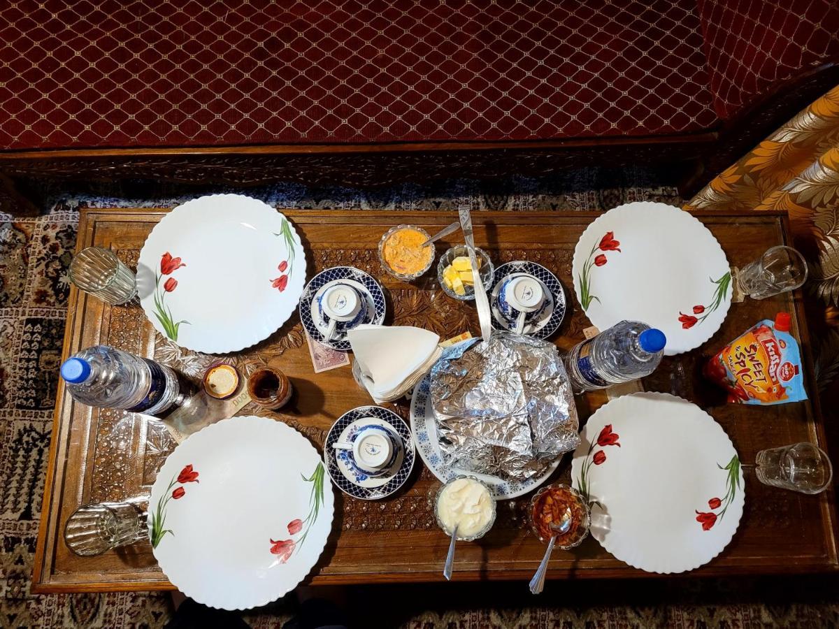 Tashkand Houseboat Srinagar  Luaran gambar