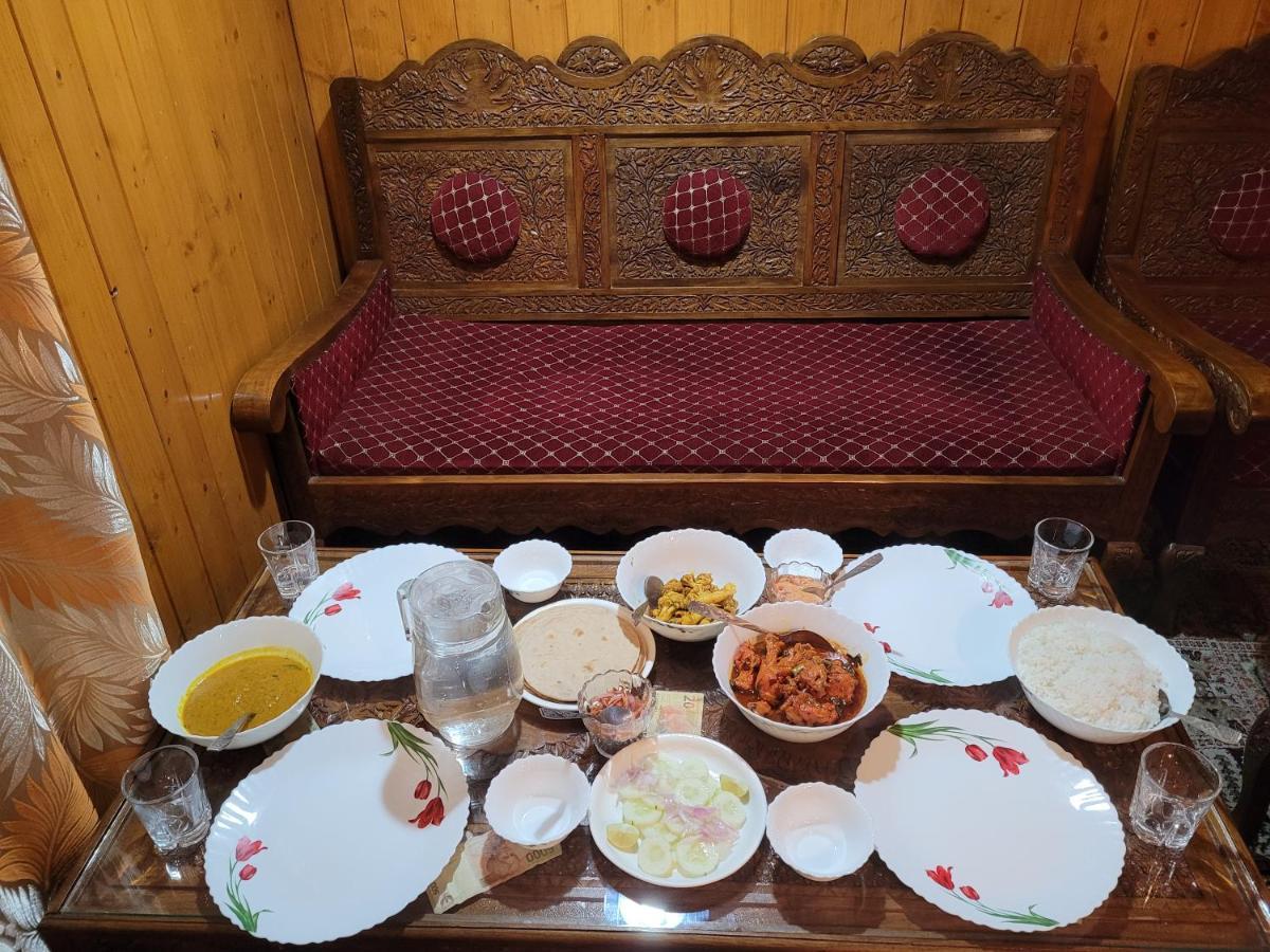 Tashkand Houseboat Srinagar  Luaran gambar