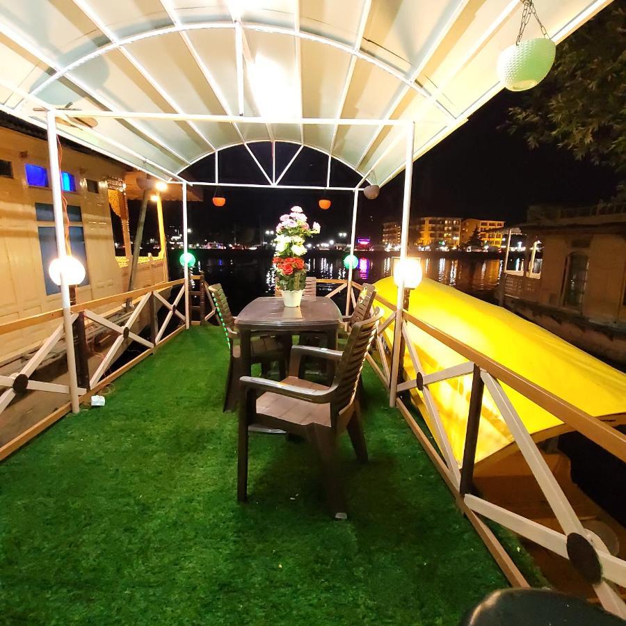 Tashkand Houseboat Srinagar  Luaran gambar