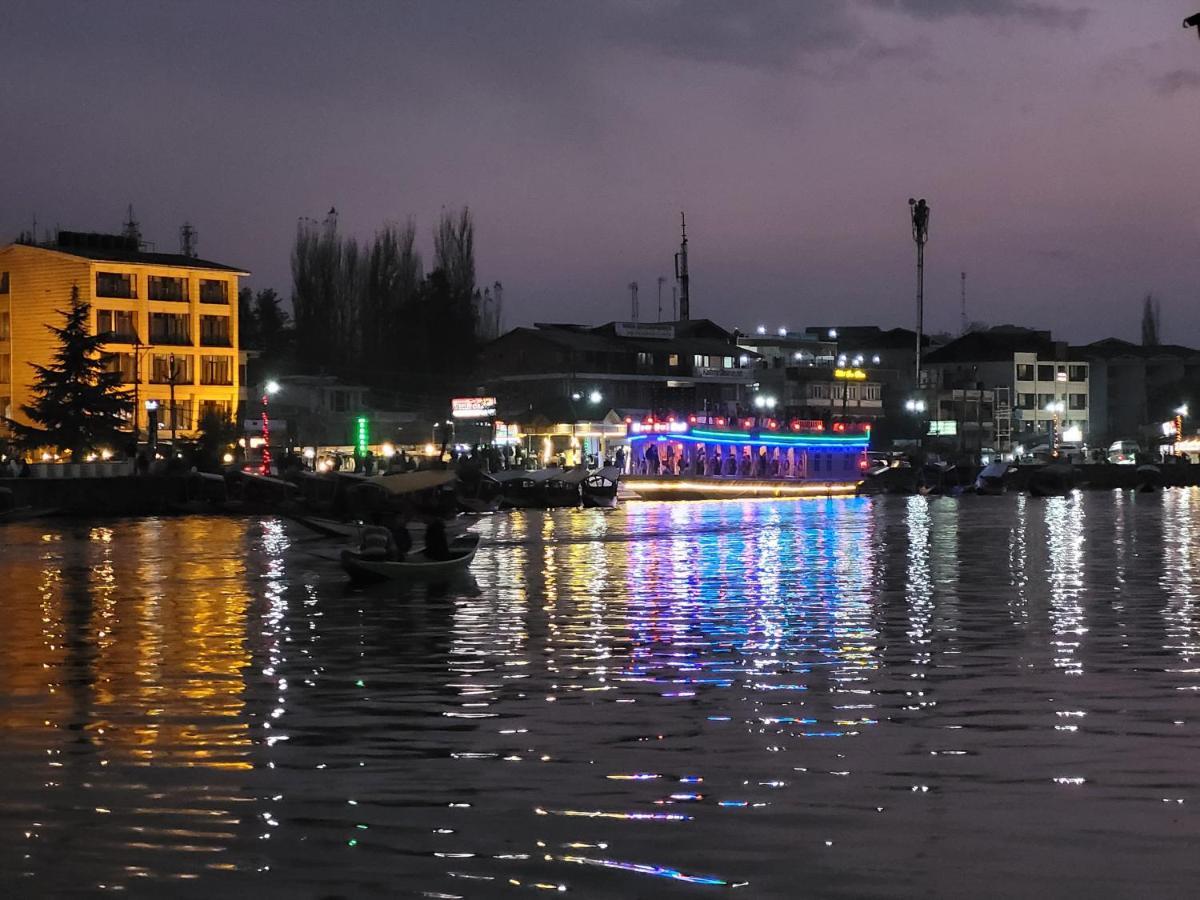 Tashkand Houseboat Srinagar  Luaran gambar