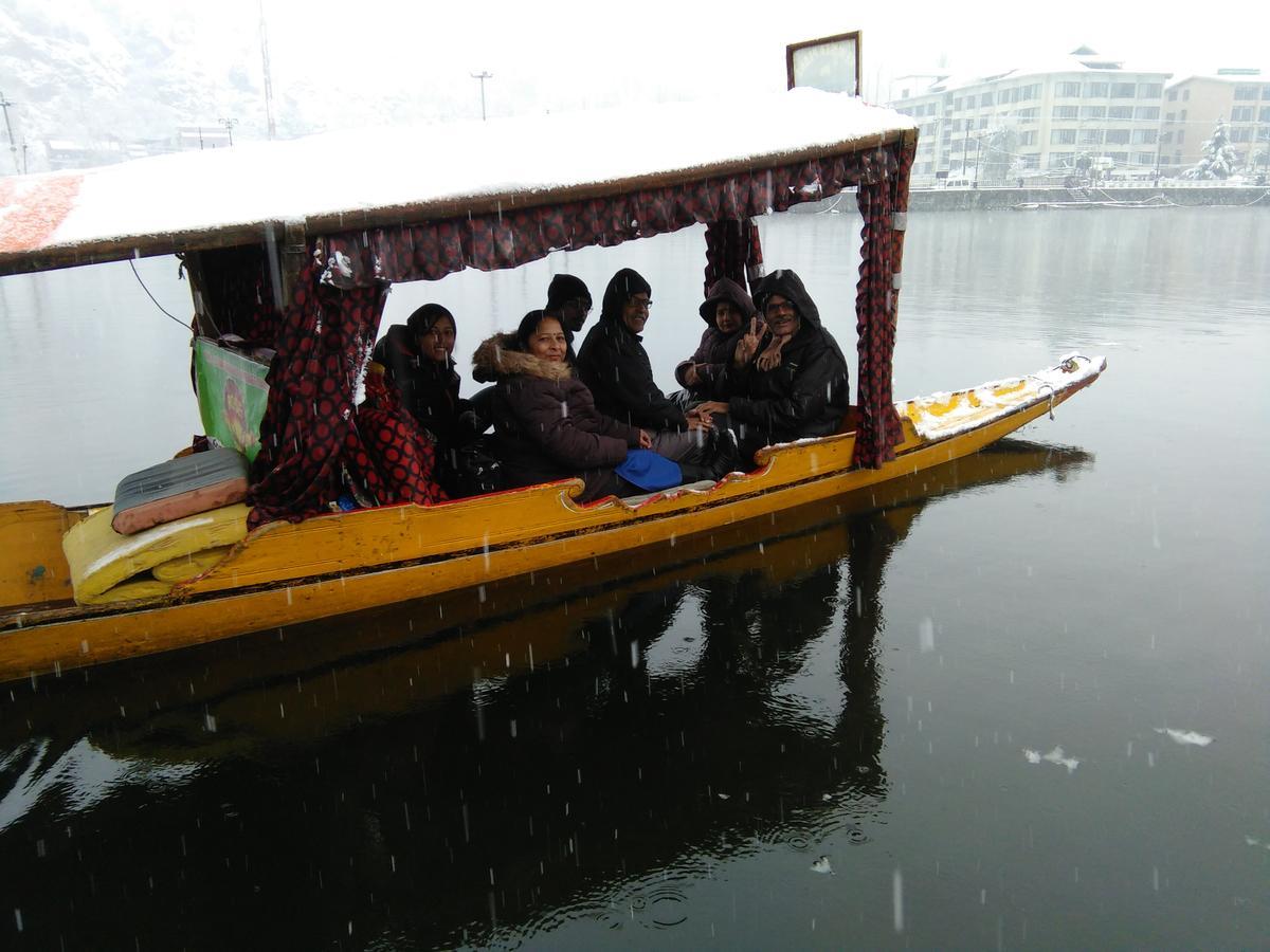 Tashkand Houseboat Srinagar  Luaran gambar